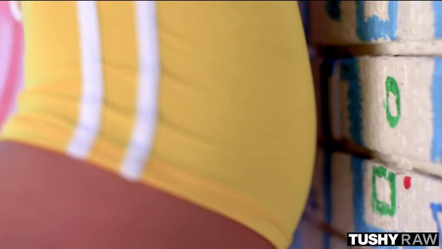 Превью Две красивые девушки занимаются групповым сексом с молодым пареньком № 35549