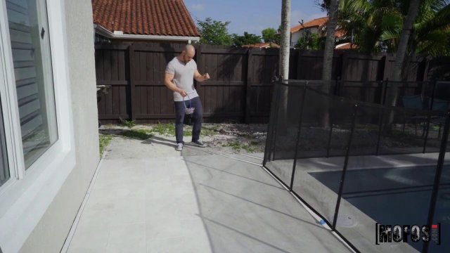 Превью Парень устроил секс втроем с двумя зайками на свежем воздухе № 35553