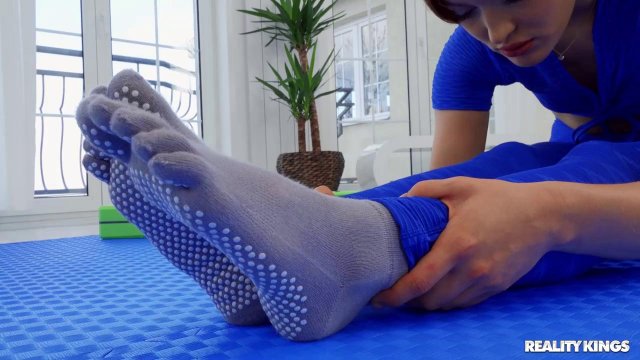 Превью Молодая тренерша соблазнила девушку на лесбийский секс вместо фитнеса № 35591