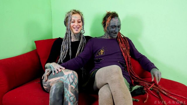 Превью Странная парочка занялась жарким сексом во все щели на ярком диване № 35615