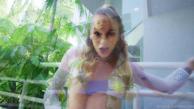 Превью Баба дрочит масляный член парня руками и ступнями, а потом скачет на нем № 35699