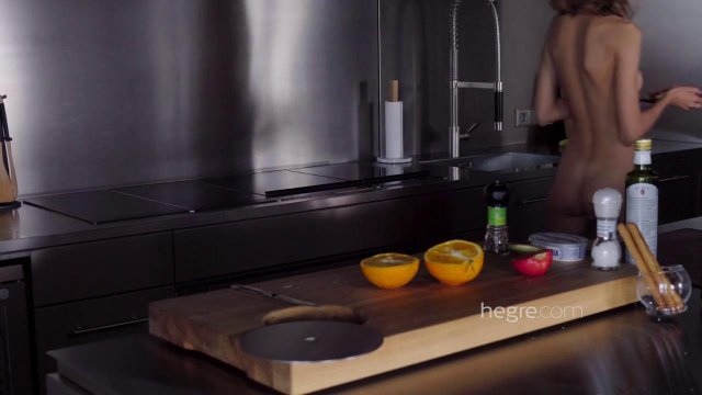 Превью Одинокая телочка любит светить своей пилоткой на природе № 35762