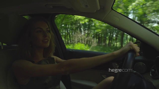 Превью Одинокая телочка любит светить своей пилоткой на природе № 35762