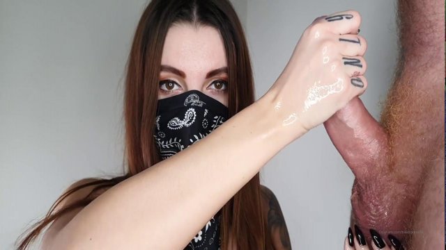 Превью Таинственная красотка умело дрочит нежными руками мужской член № 35775