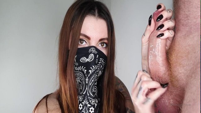 Превью Таинственная красотка умело дрочит нежными руками мужской член № 35775