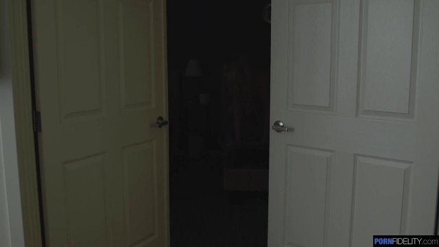 Превью Сосет с утра мужу на кухне и трахается с ним на мягком диване № 35781