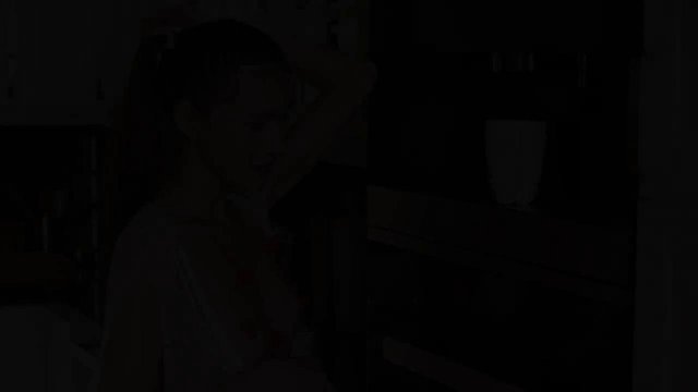 Превью Жаркая соло мастурбация молодой красотки на кухонном столе № 35789