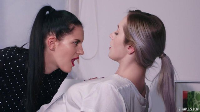 Превью Отвлекла подругу от работы, чтобы заняться лесбийским сексом № 35824