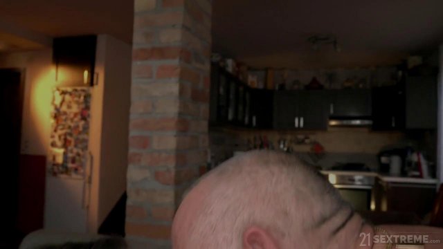 Превью Дедуля зашел в гости к молоденькой, чтобы попробовать членом ее пилотку № 35862