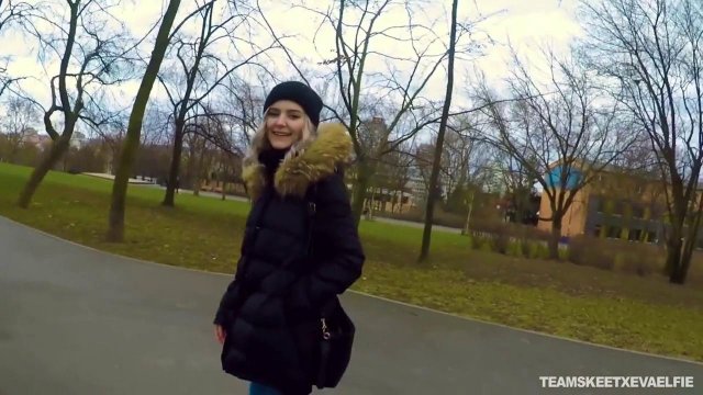 Превью Ради денег молодая телочка дрочит член незнакомого парня на улице № 35865