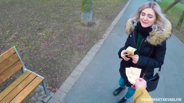 Превью Ради денег молодая телочка дрочит член незнакомого парня на улице № 35865