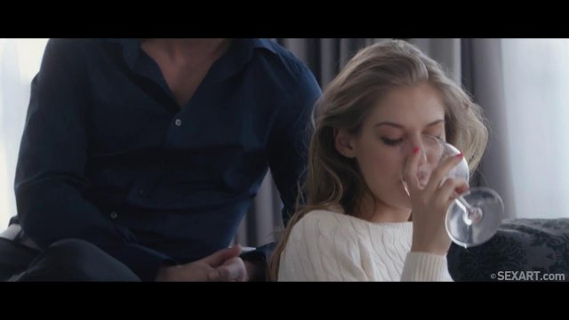 Превью Красивый секс с романтической красоткой на большом диване № 35897