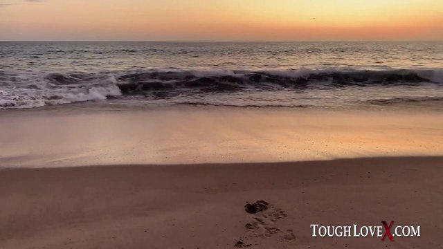 Превью Длинноволосая девица с пышной попой прокатилась на члене усача № 35904