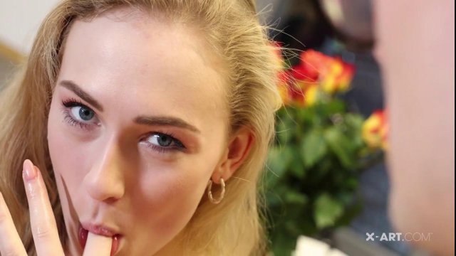 Превью Студентик в очках трахает подругу у стола, пока ее мамка не видит № 35920