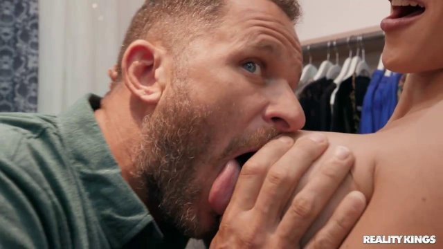 Превью Девица в примерочной долбится в киску с чужим парнем № 35936