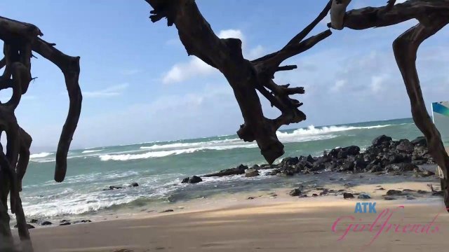 Превью Девица с удовольствием сосет член парня в машине и занимается с ним сексом № 35974