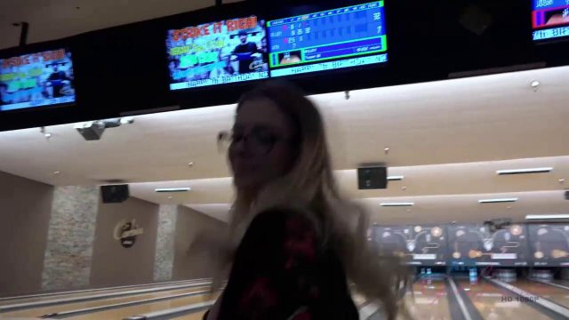 Превью Хотела поиграть в боулинг, но в итоге мужик поиграл с ее киской № 35998