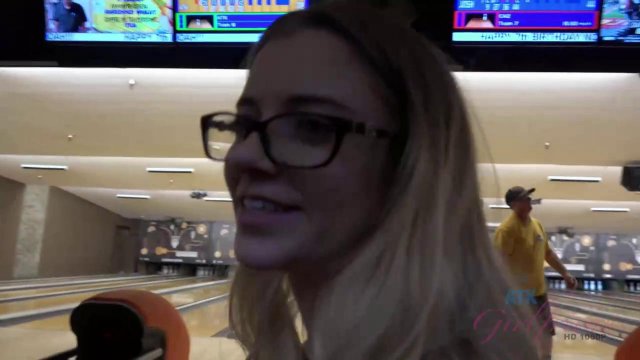 Превью Хотела поиграть в боулинг, но в итоге мужик поиграл с ее киской № 35998