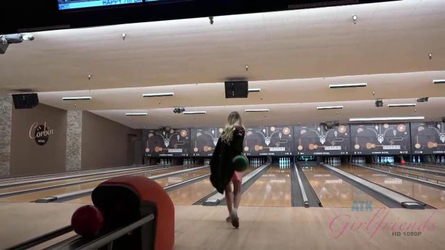 Превью Хотела поиграть в боулинг, но в итоге мужик поиграл с ее киской № 35998