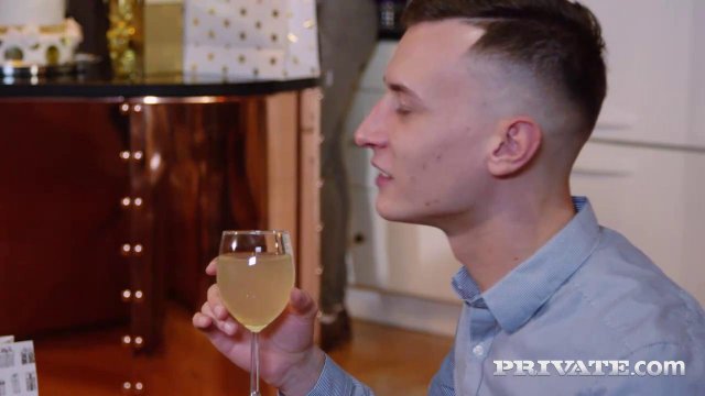 Превью После вечеринки две бабы развели мужика на секс втроем № 36014