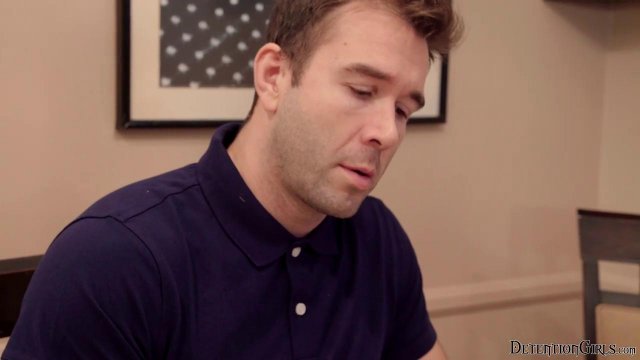 Превью Молодая парочка тайком занимается сексом на большой кровати № 36038