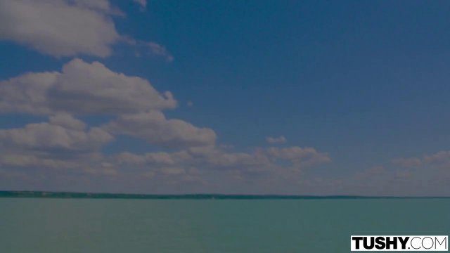 Превью Богатый мачо подцепил телочку и жарко трахнул ее на своей яхте № 36093