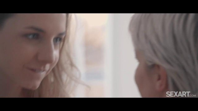 Превью Горячие лесби влюбленно трахают друг друга № 36517