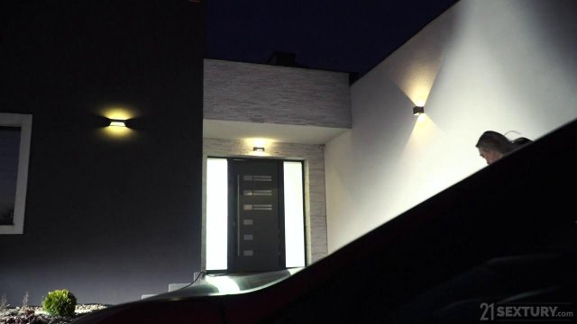 Превью Трахает в анал сотрудницу после работы № 36518