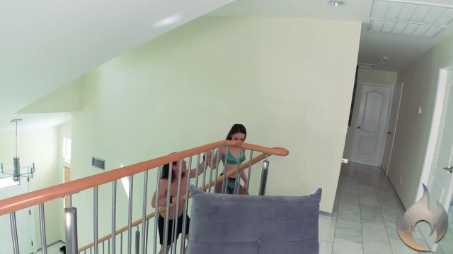 Превью Соблазняет отца на трах в узкую письку № 36579