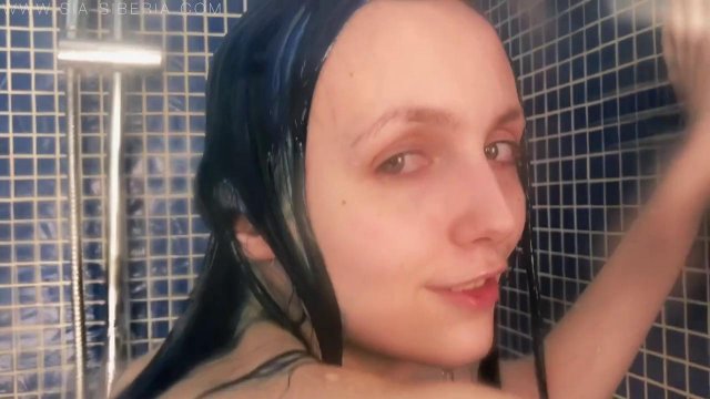 Превью Мокрая сучка мастурбирует в душе любимым дилдо № 36680