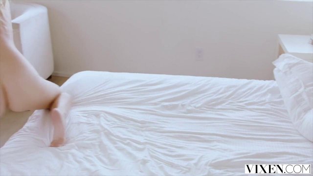 Превью Трахает красивую жену друга при первой возможности № 36704