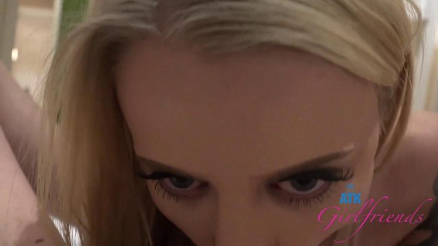 Превью Трахает молодую жену с тату на вечернем досуге № 36721