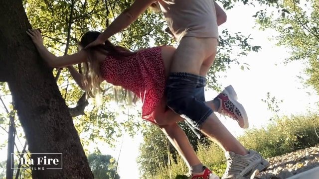 Превью Трахает девушку раком в платье на природе № 36768