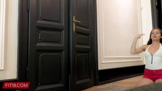 Превью Мужик пялит на полу спортсменку в ошейнике № 39527