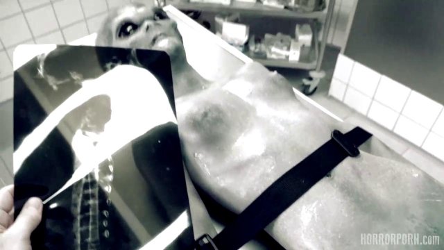 Превью Мужик трахает инопланетное существо в больнице № 39537