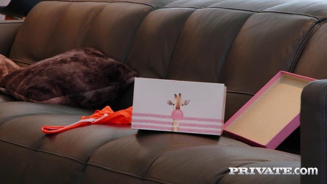 Превью Сексуальная горничная в чулках трахнула женатого хозяина № 39538