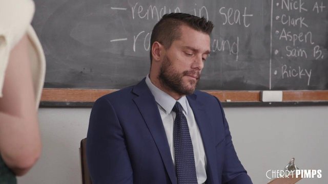 Превью Препод трахает новую училку на столе в классе № 39586