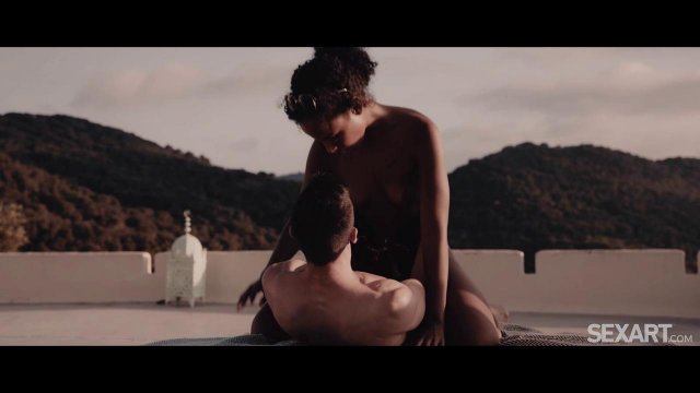 Превью Белый мужик нежно трахает негритянку на природе № 39629