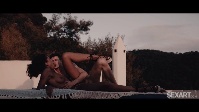 Превью Белый мужик нежно трахает негритянку на природе № 39629