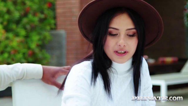 Превью Черный мужик трахает двух белых подруг с сочными попками № 39630