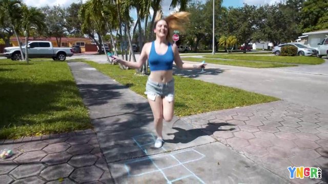 Превью Пикапер познакомился с телкой на улице и привел ее домой для секса № 39670