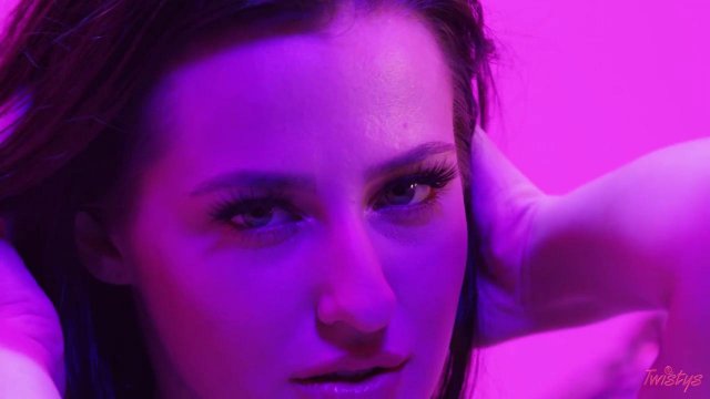 Превью Соло красивой брюнетки на шпильках № 39722