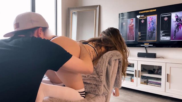 Превью Парень отодвинул трусики своей подружки и пристроился к ней сзади № 39724