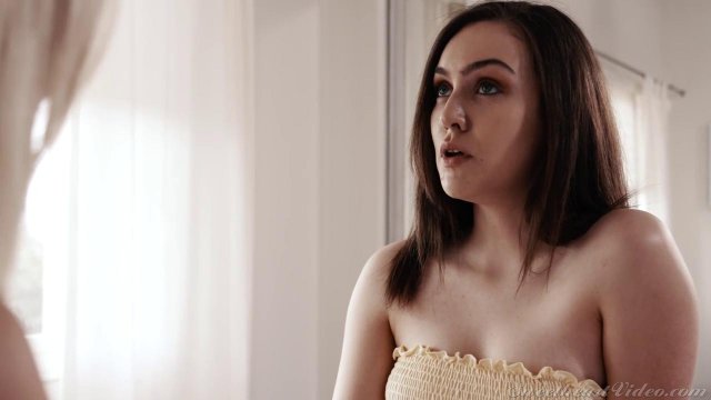 Превью Телка стянула шорты с подруги и вылизала ее киску № 39730