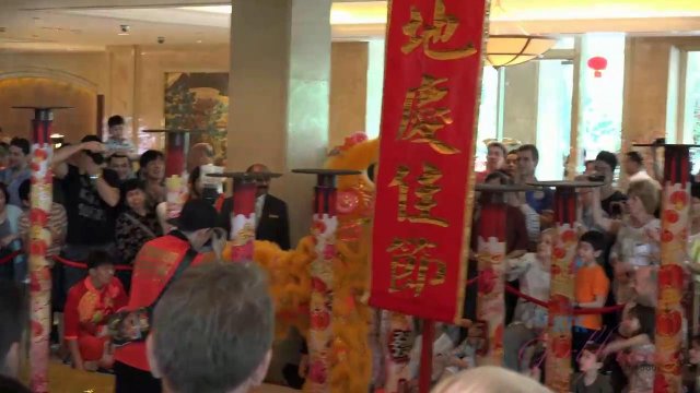 Превью Мужчина разминает пальцами волосатую киску телки № 39754