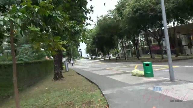 Превью Мужчина разминает пальцами волосатую киску телки № 39754