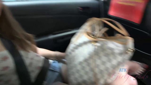 Превью Мужчина разминает пальцами волосатую киску телки № 39754