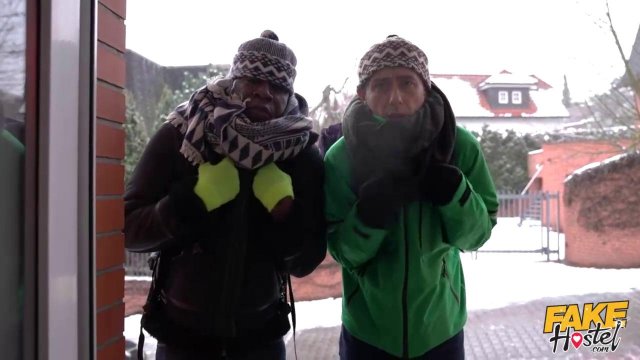 Превью Девка трахается с черным и белым парнем в хостеле № 39771