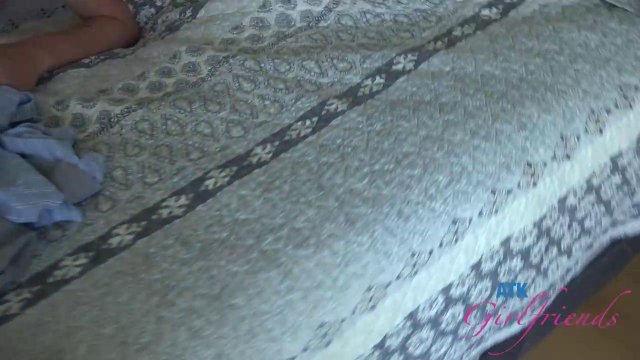 Превью Девка размяла член руками и ножками, а потом подставила киску № 39788