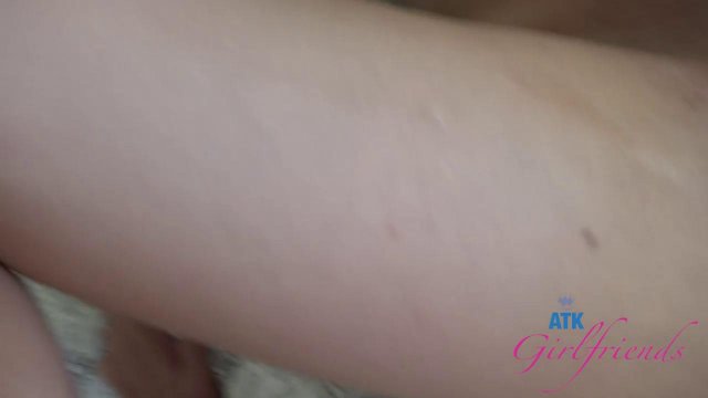 Превью Девка размяла член руками и ножками, а потом подставила киску № 39788